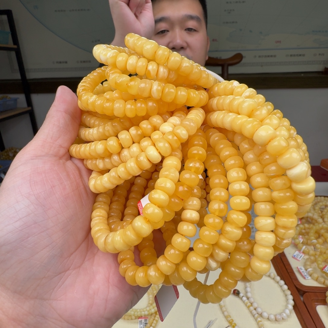 蜜蜡未镶嵌裸石多样性发其一