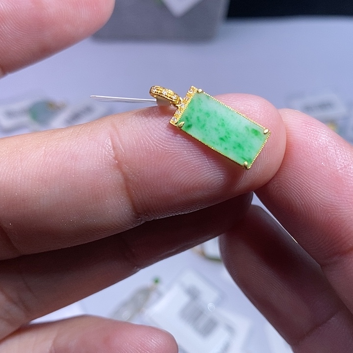 翡翠18K金镶嵌颈饰