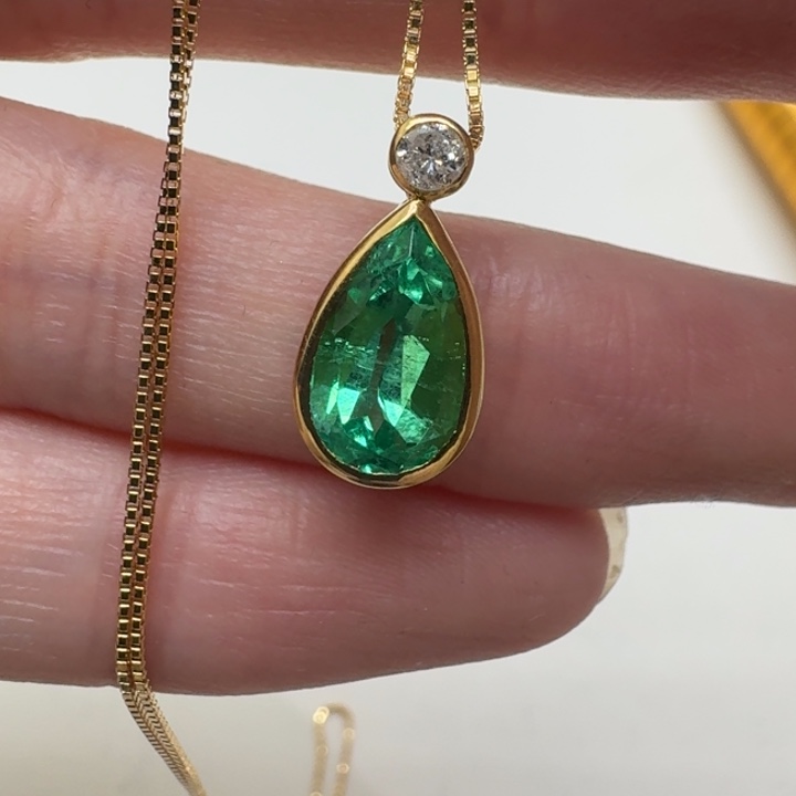 未镶嵌祖母绿颈饰