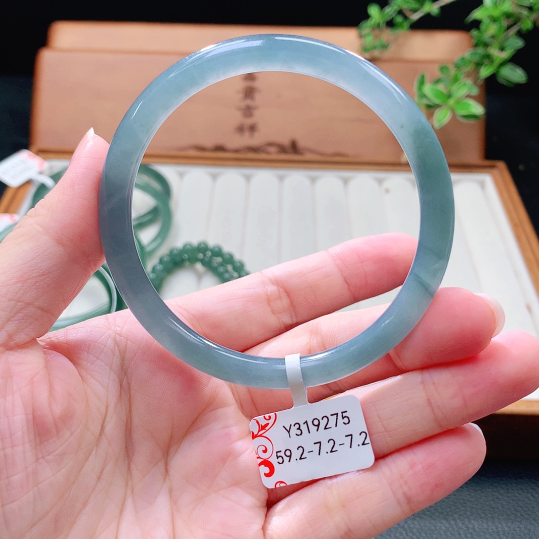 未镶嵌手镯（圆镯）翡翠