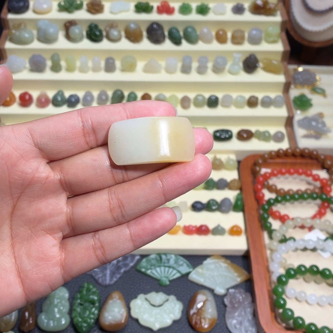 一***莓和田玉未镶嵌颈饰