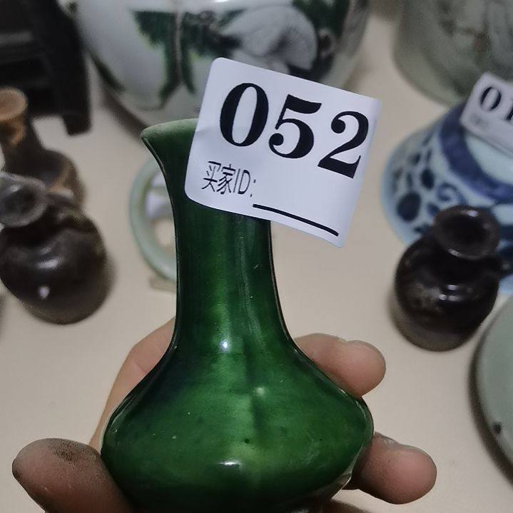 壶绿釉长经小花瓶，口有磕