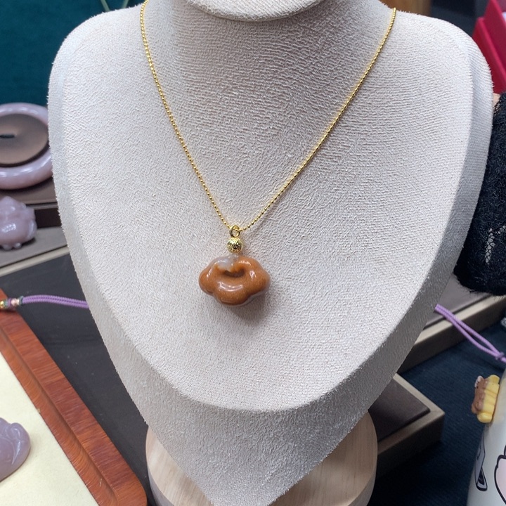 石英质玉颈饰足铂镶嵌