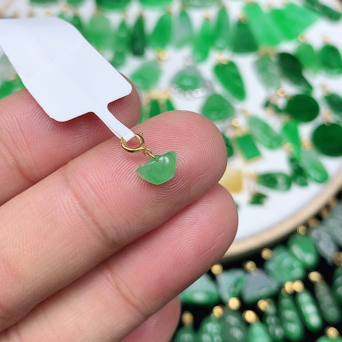 翡翠配石18K金扣头 小巧精美飘阳绿小元宝