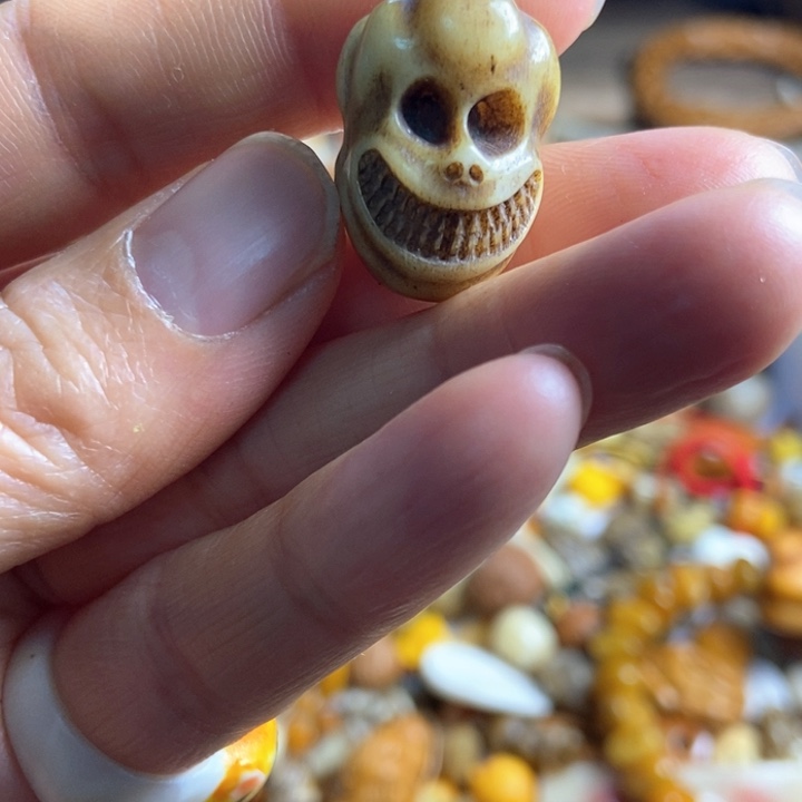 配饰驼骨雕刻阿呆一个