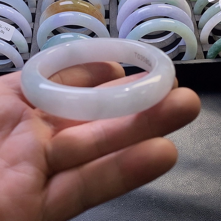 翡翠未镶嵌手镯4、正