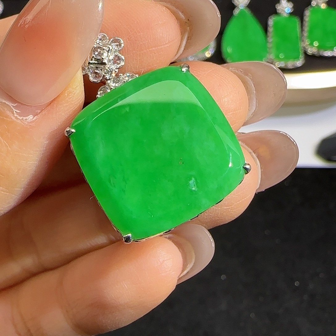 翡翠颈饰18K金镶嵌。