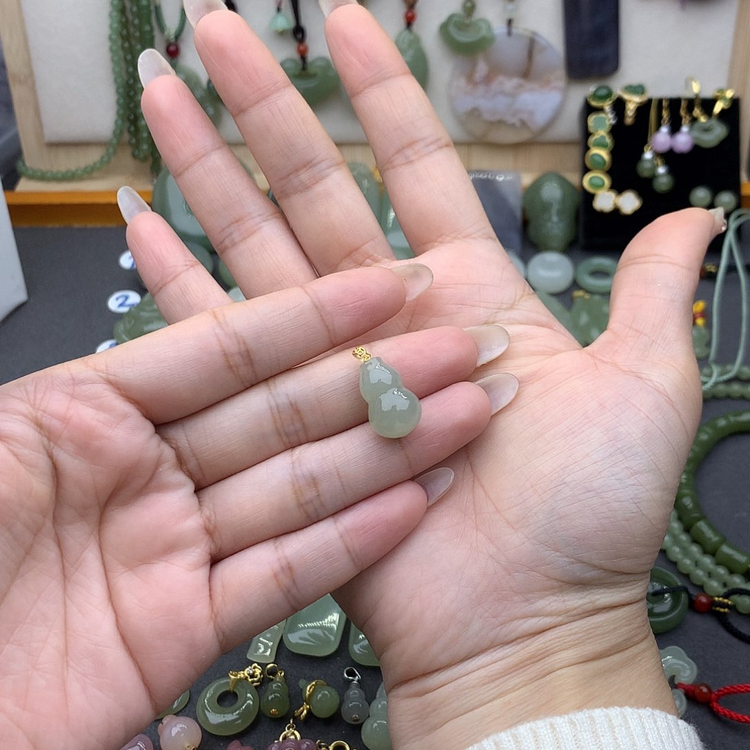 和田玉吊坠(不含链)18K金镶嵌