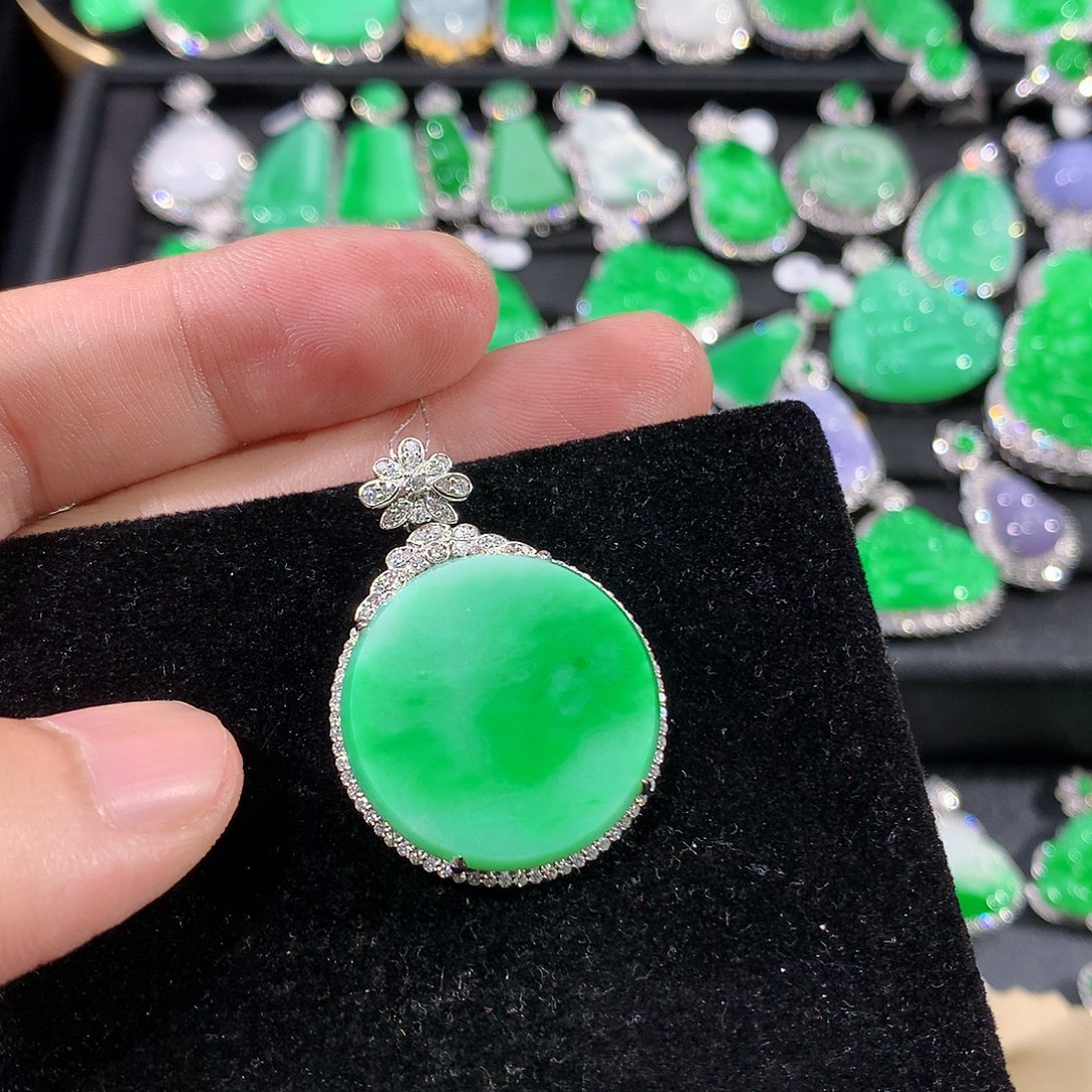 翡翠18K金镶嵌颈饰