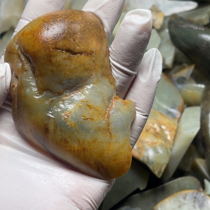 S***y和田玉未镶嵌珠宝半成品