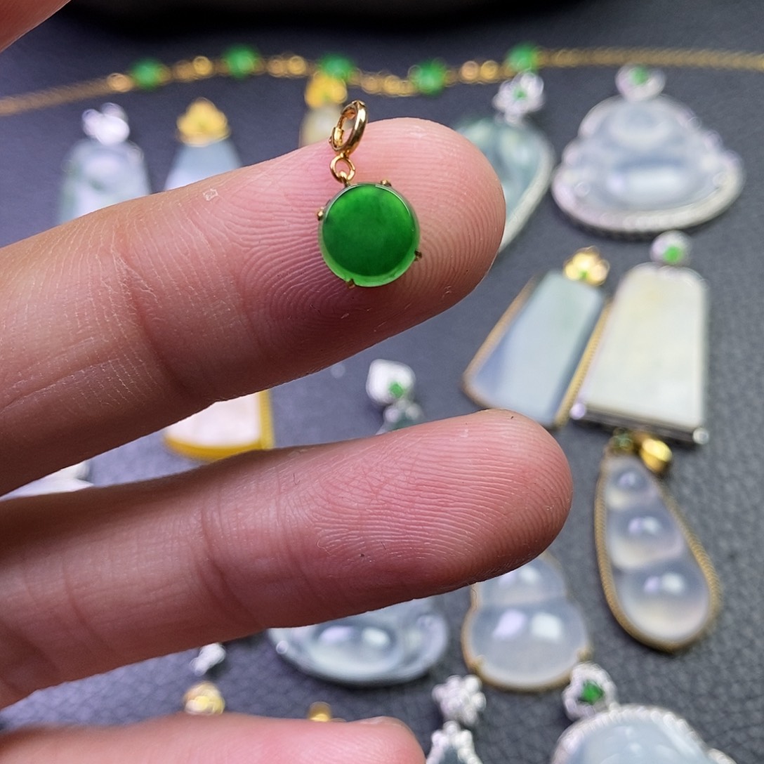 颈饰18K金镶嵌翡翠