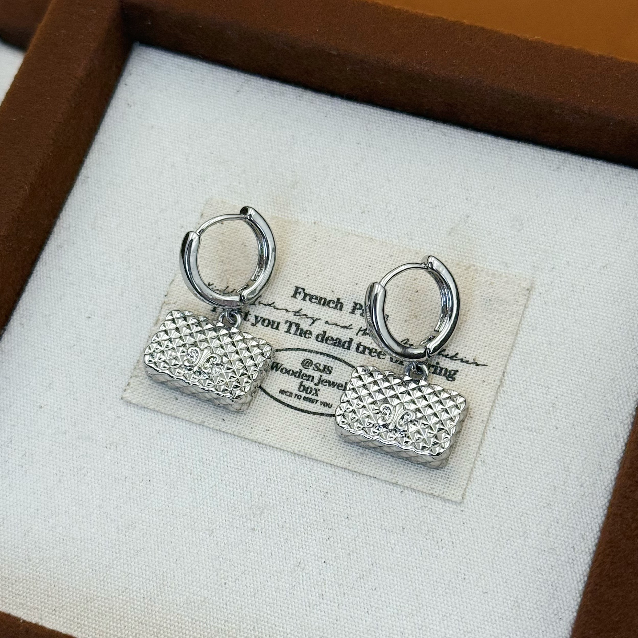 铜合金耳饰 佳佳（E8）内径11毫米 菱纹格包包耳扣耳环