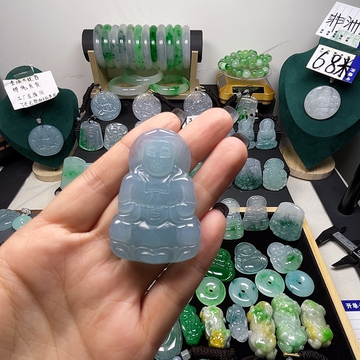 翡翠未镶嵌颈饰观音