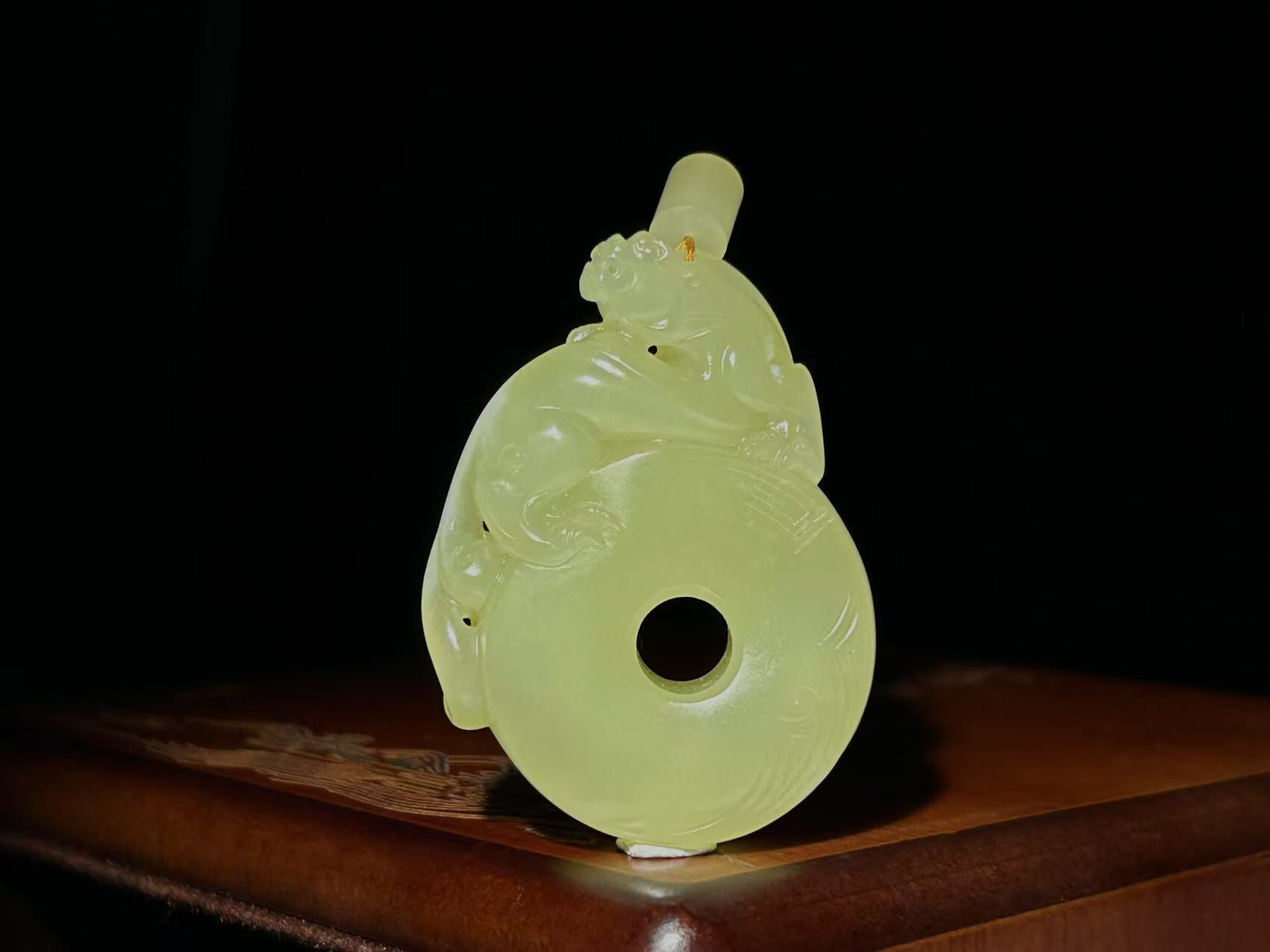 和田玉若羌黄玉带白皮生肖龙平安扣挂件