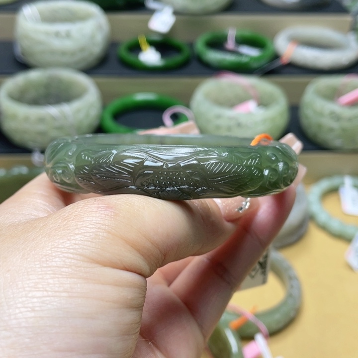 和田玉手镯58+圈口。编号61未镶嵌