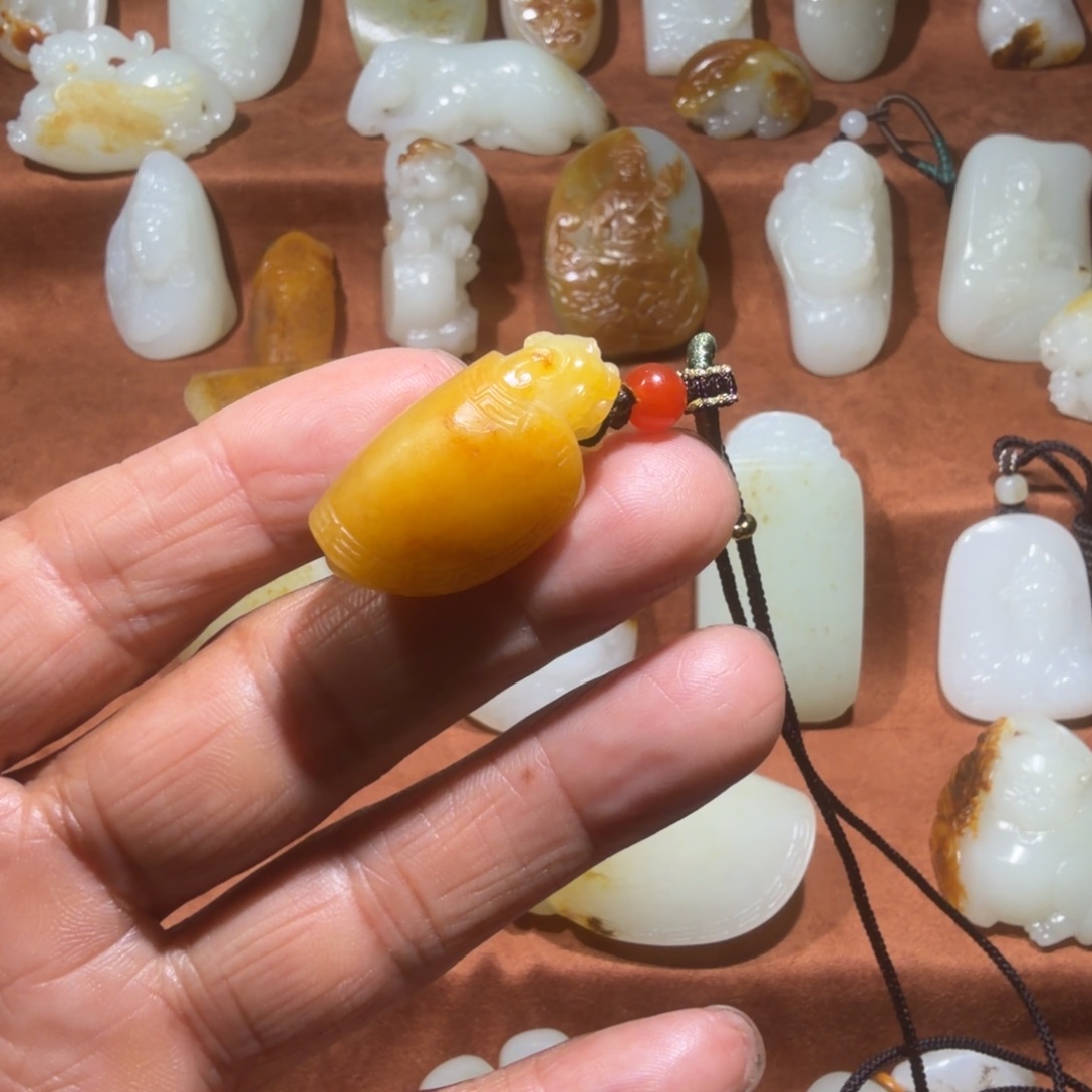 嘻***狗和田玉未镶嵌颈饰