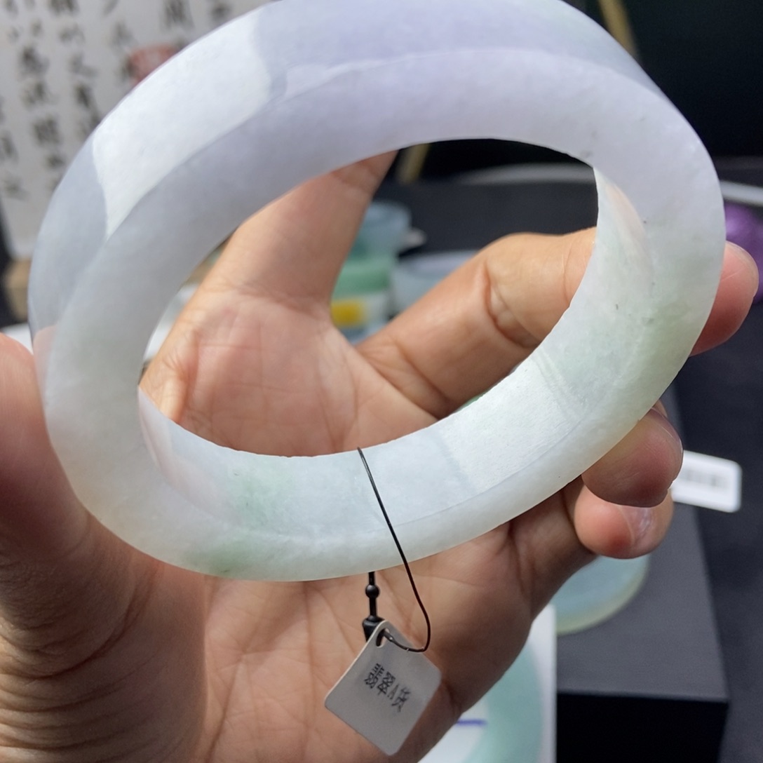 定制翡翠正圈手镯未镶嵌吕*友