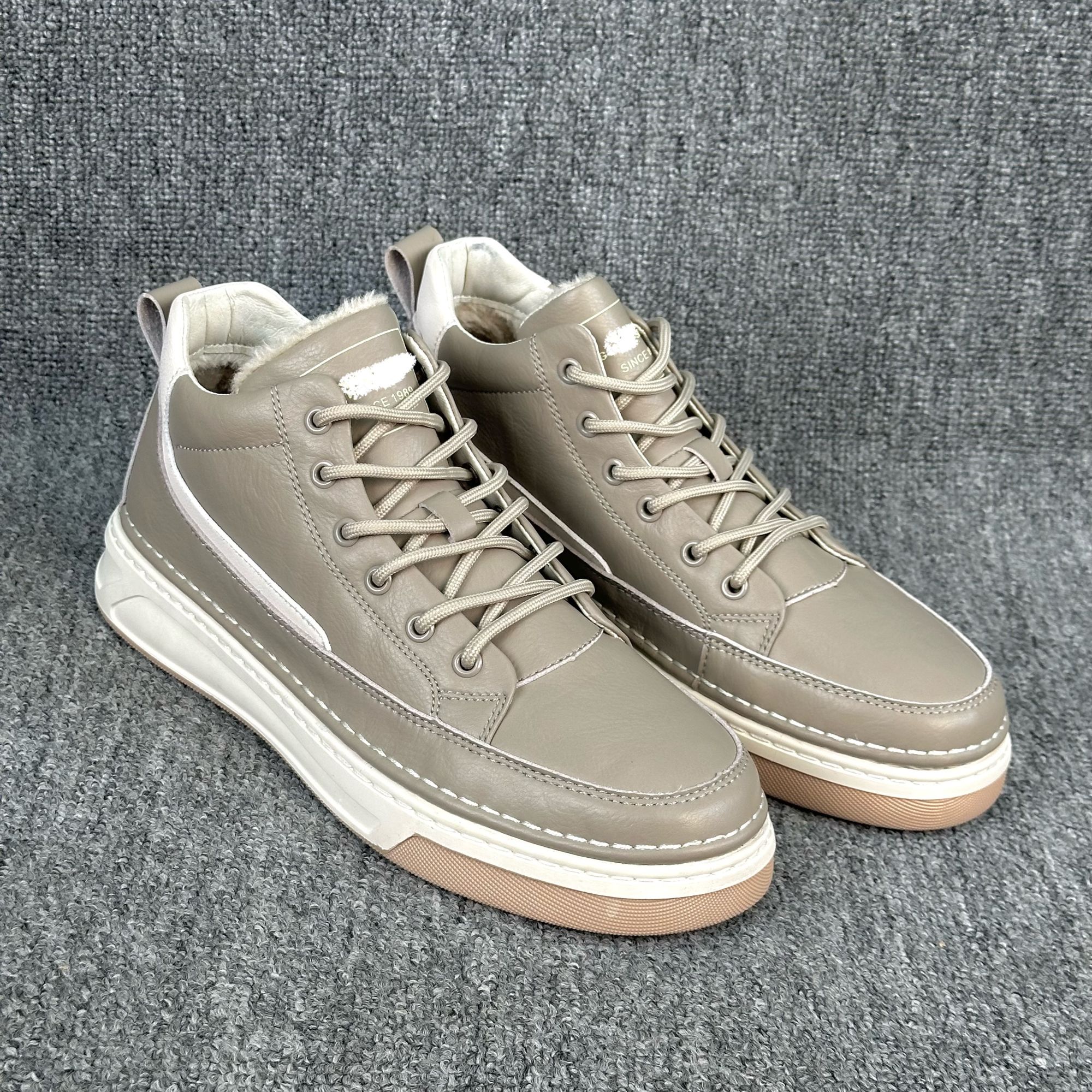 2025年冬季新款英伦风高帮牛筋底增高工装皮靴子真皮机男靴