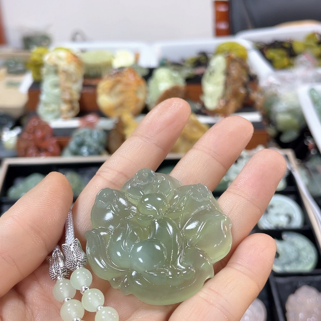 蛇纹石玉颈饰合金