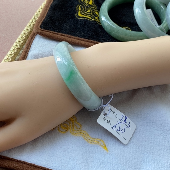 翡翠未镶嵌手镯（贵妃镯）15839053