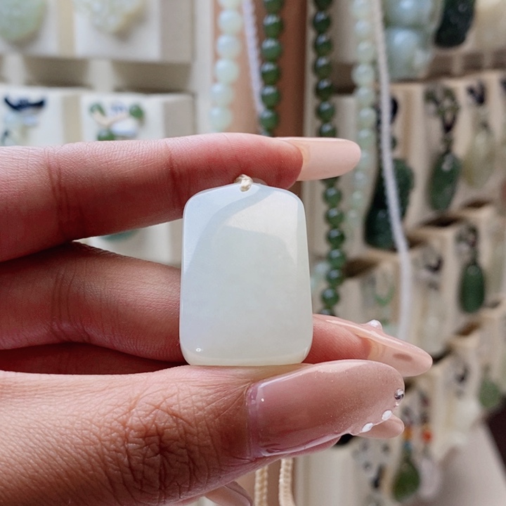 少***代和田玉未镶嵌颈饰