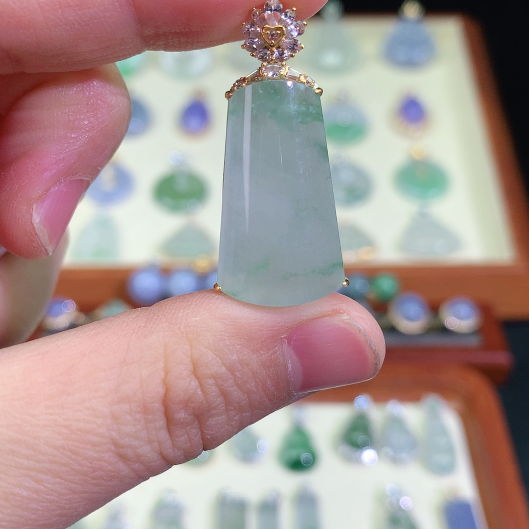 翡翠颈饰18K金镶嵌天然翡翠吊坠a货