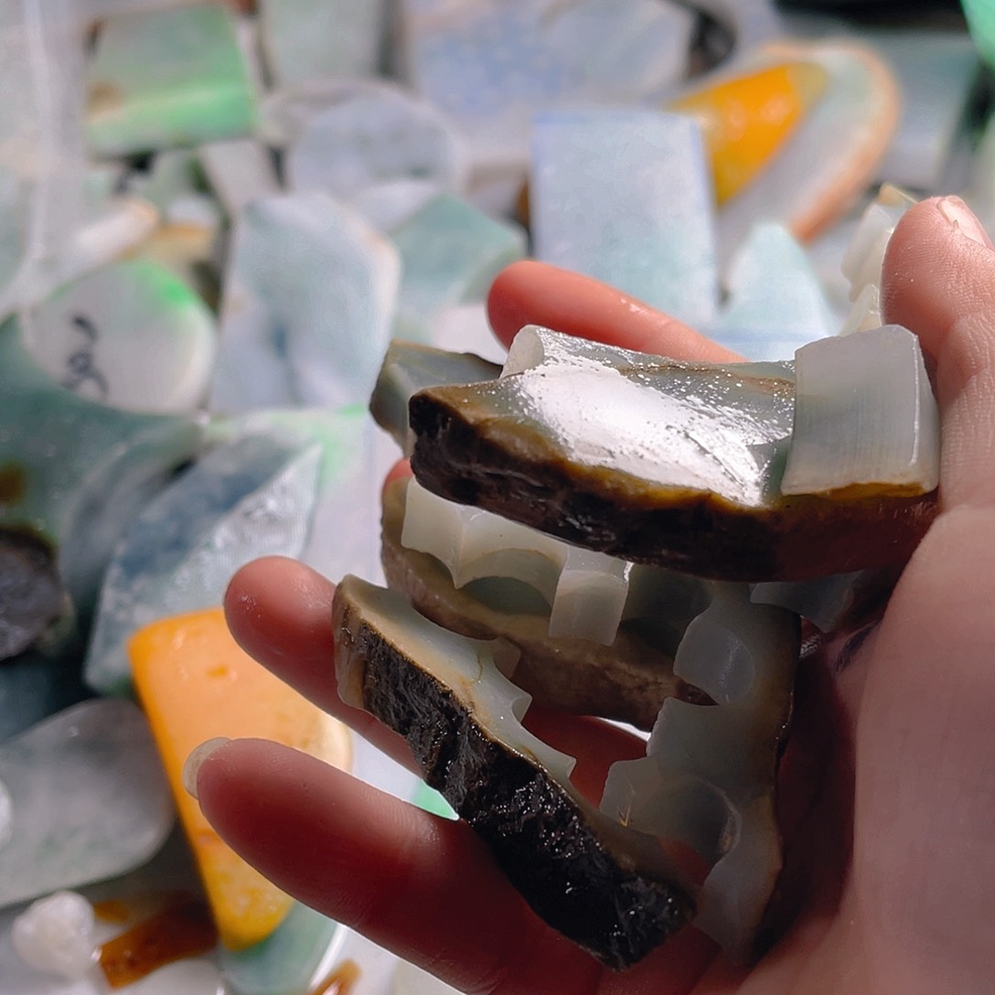 颈饰未镶嵌翡翠。