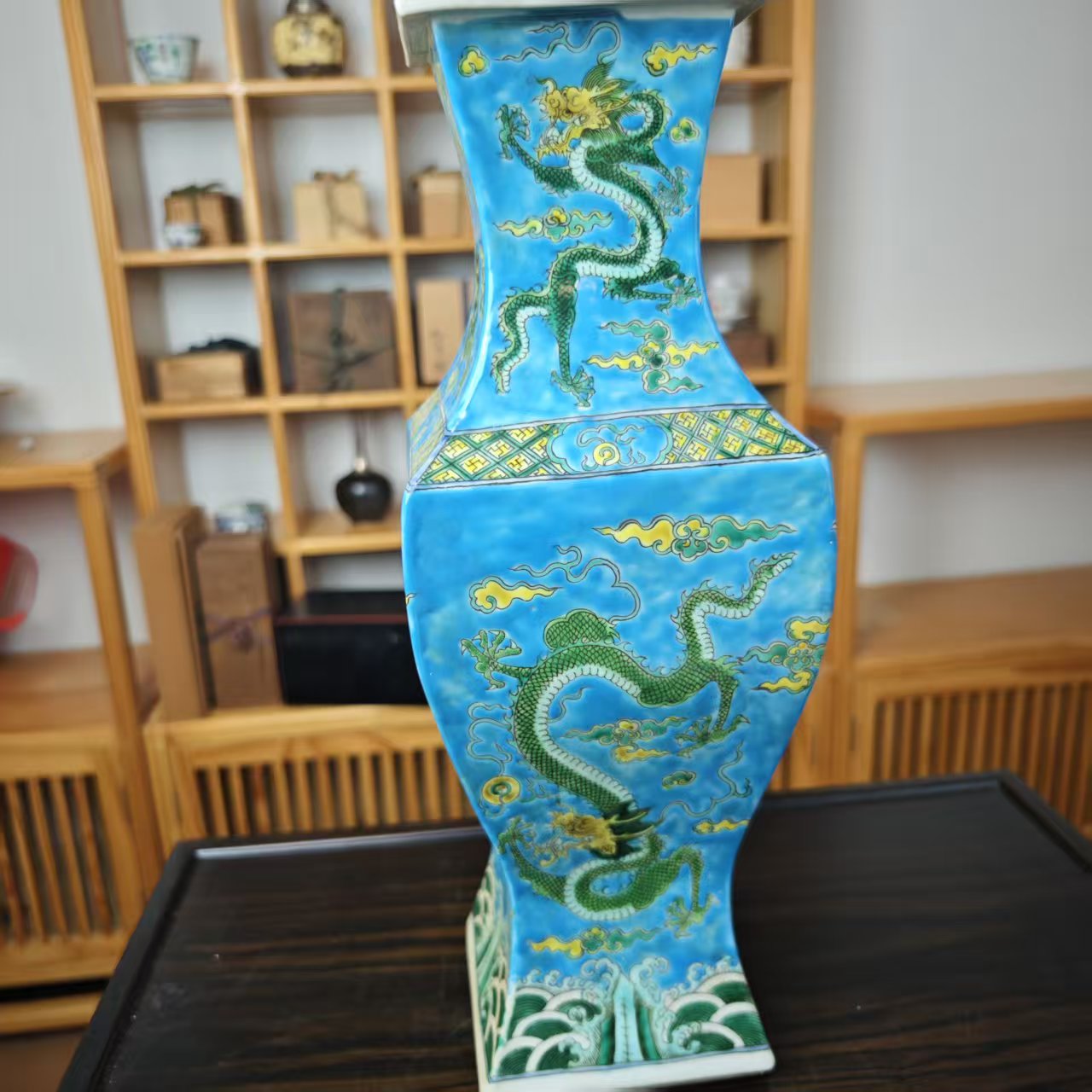 一件工艺精湛的瓷瓶