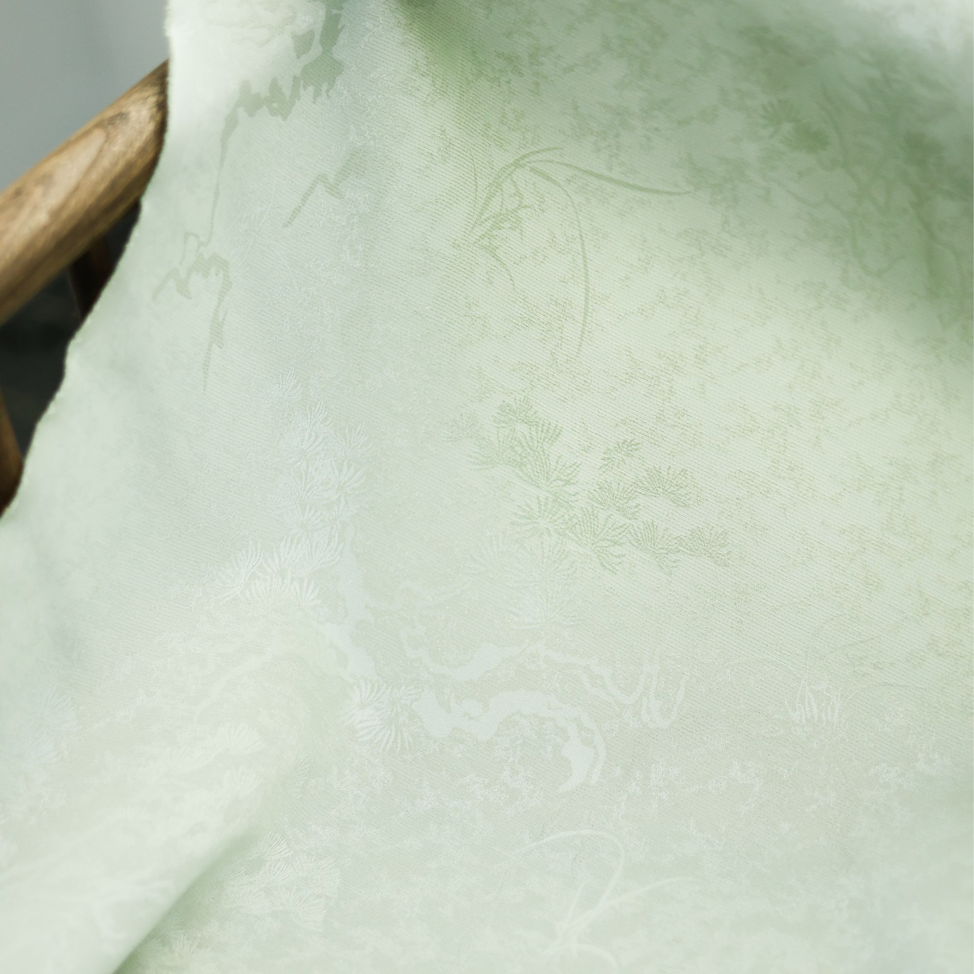 X13804J新三越玉色松鹤延年织金桑蚕丝面料幅宽138