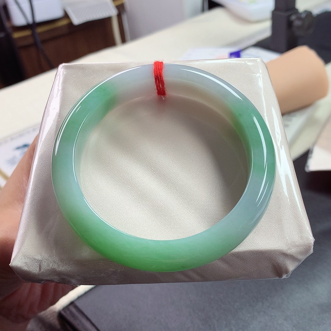 翡翠手镯未镶嵌57圈