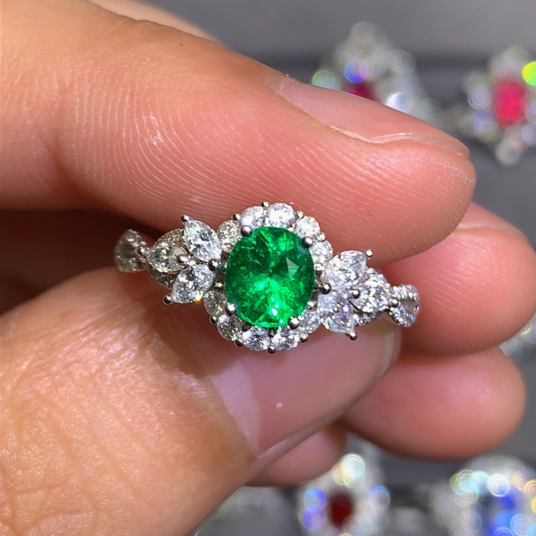 祖母绿戒指18K金镶嵌