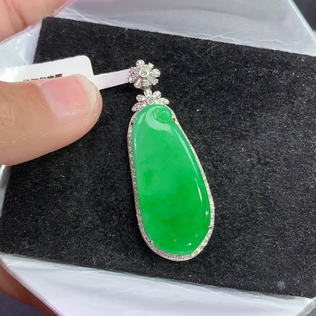 翡翠吊坠(赠链)18K金镶嵌