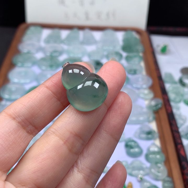 颈饰未镶嵌翡翠冰种晴底飘花大葫芦