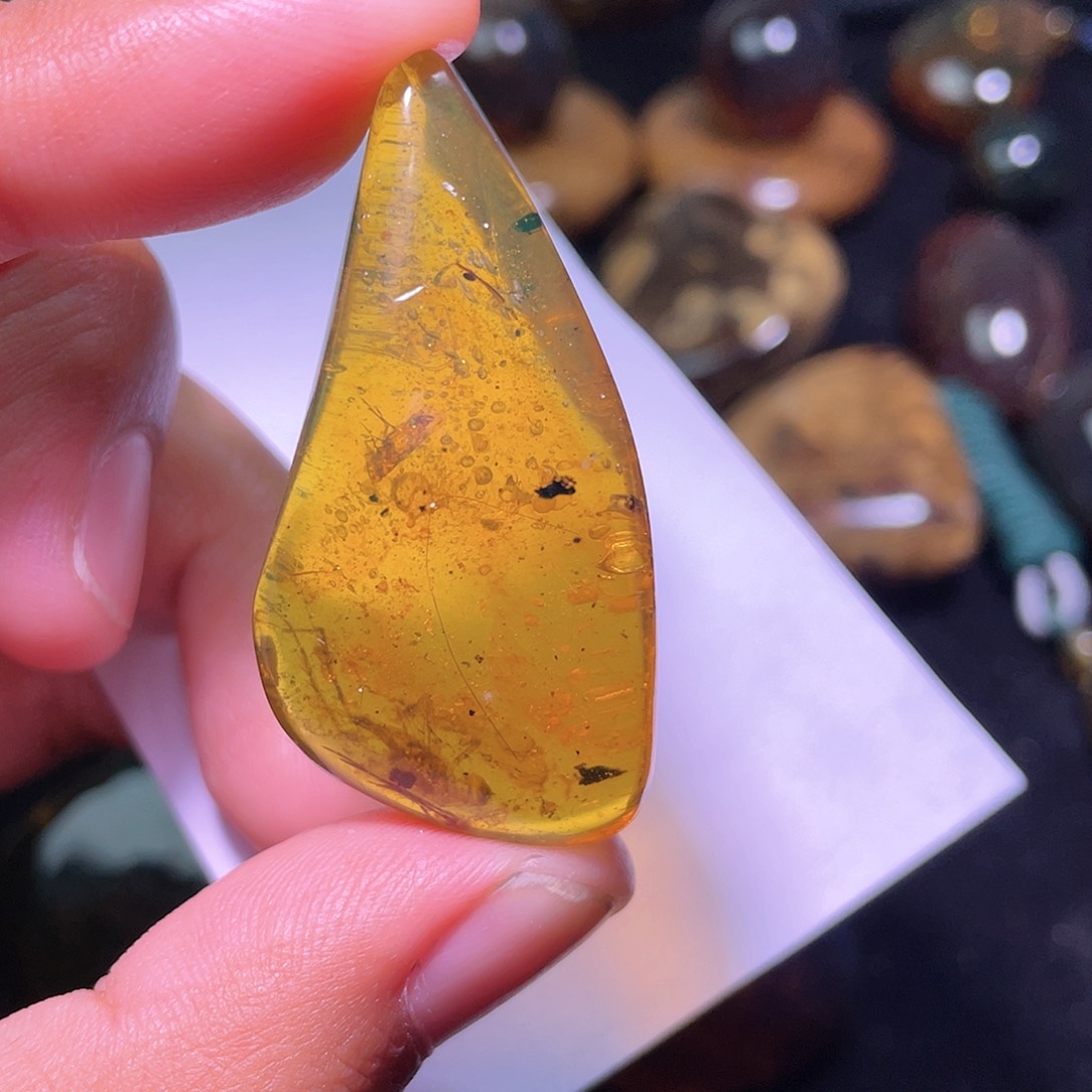 琥珀裸石未镶嵌，