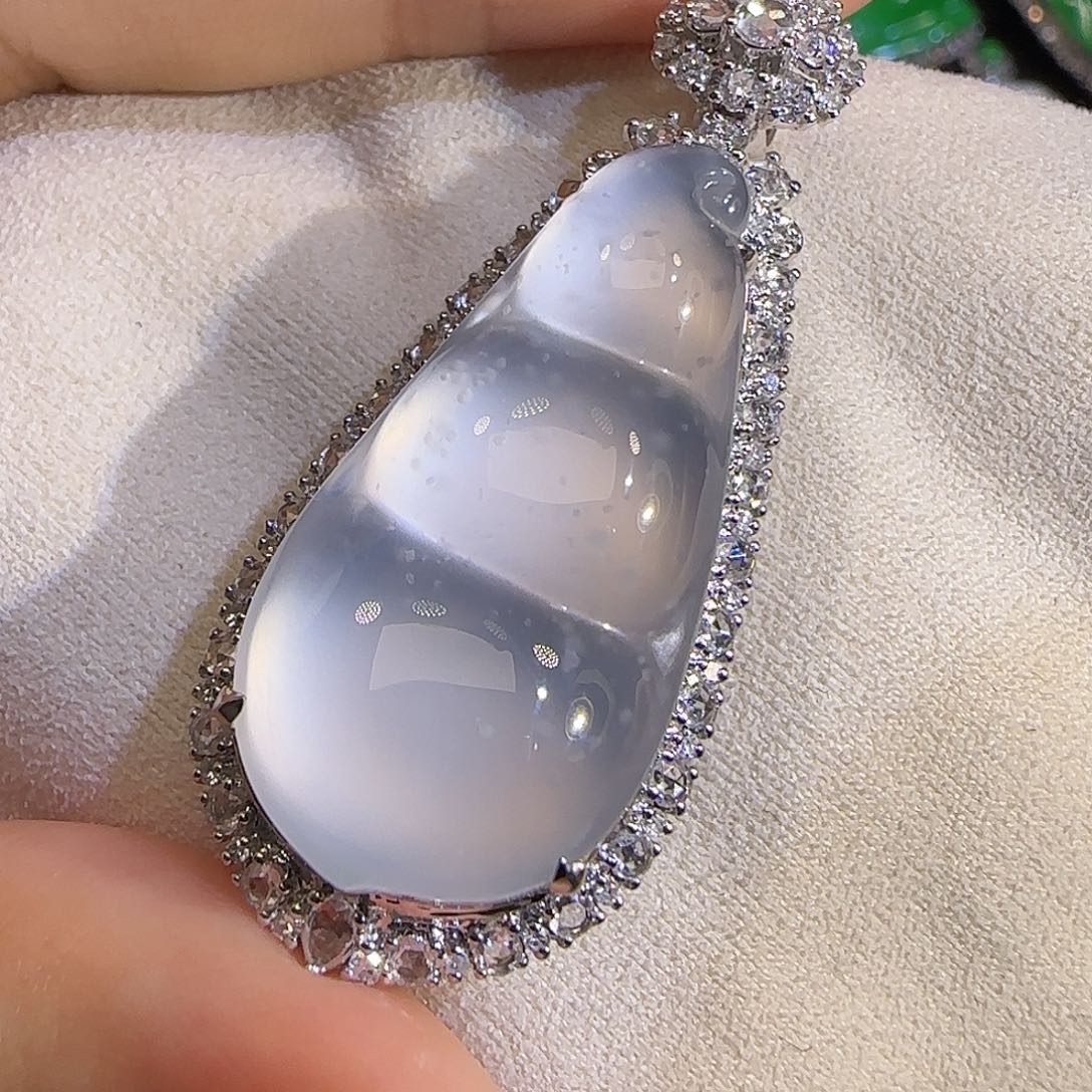 翡翠颈饰18K金镶嵌。