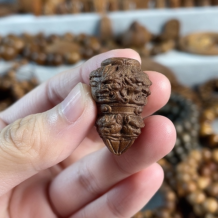 行***安木老山檀金刚杵雕刻件