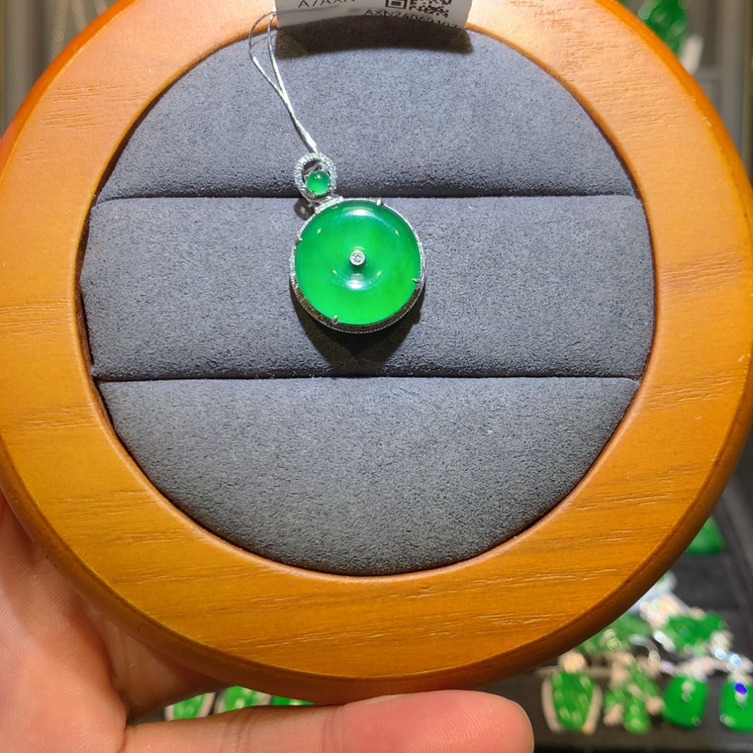 翡翠吊坠(不含链)18K金镶嵌天然翡翠