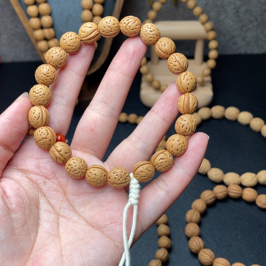 王*及10野生小金豆桃核手持