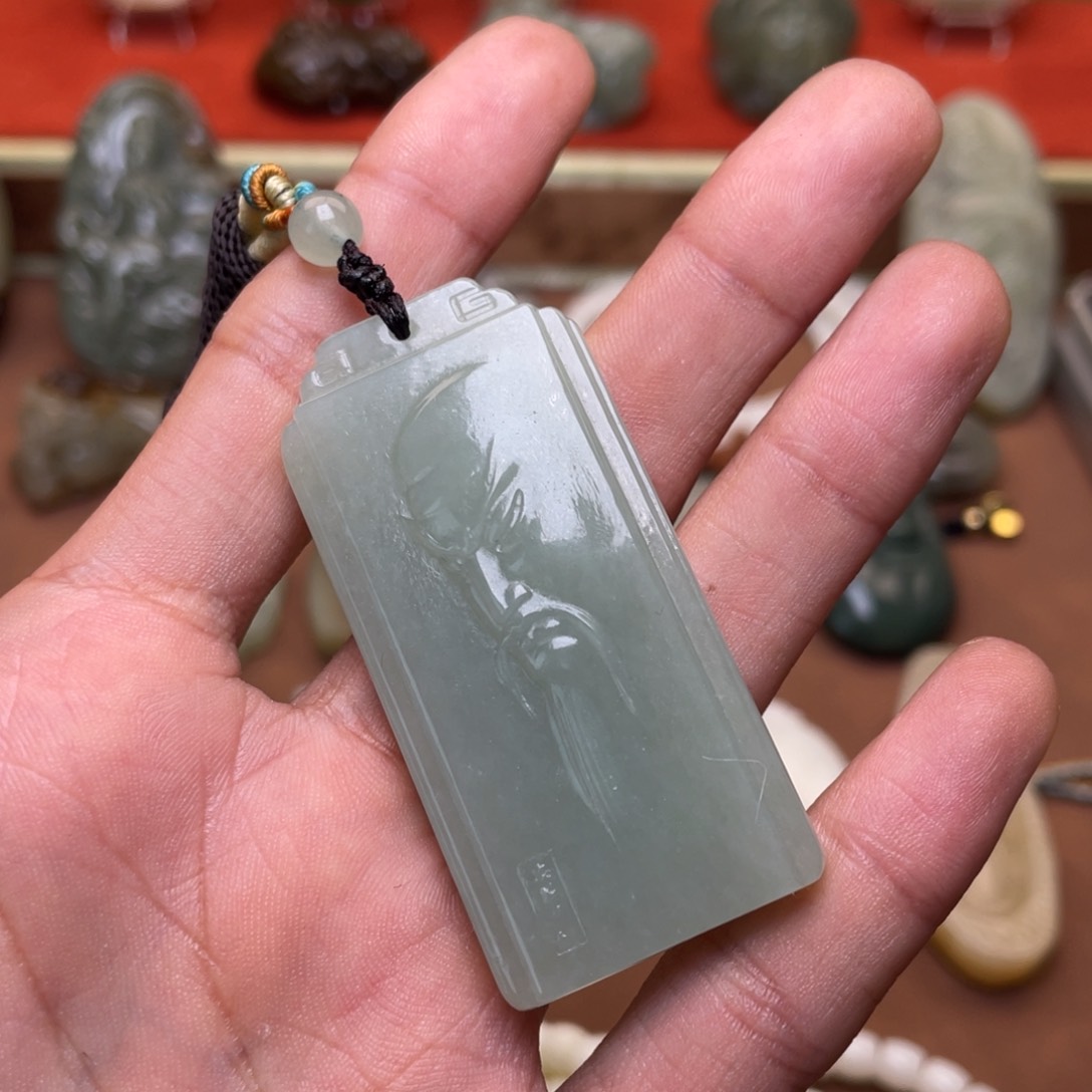 和田玉颈饰未镶嵌?**