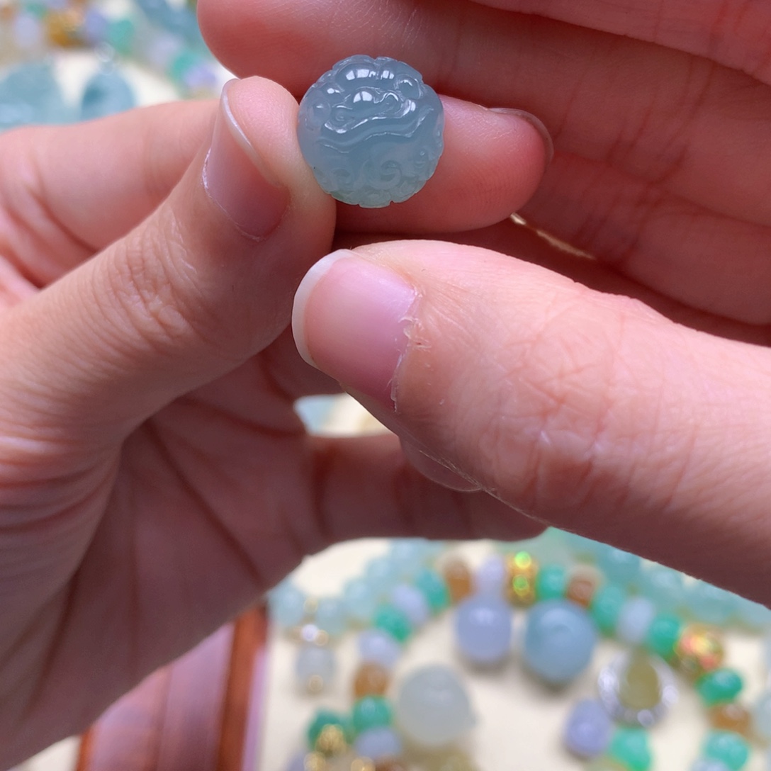 馨***安翡翠未镶嵌颈饰是