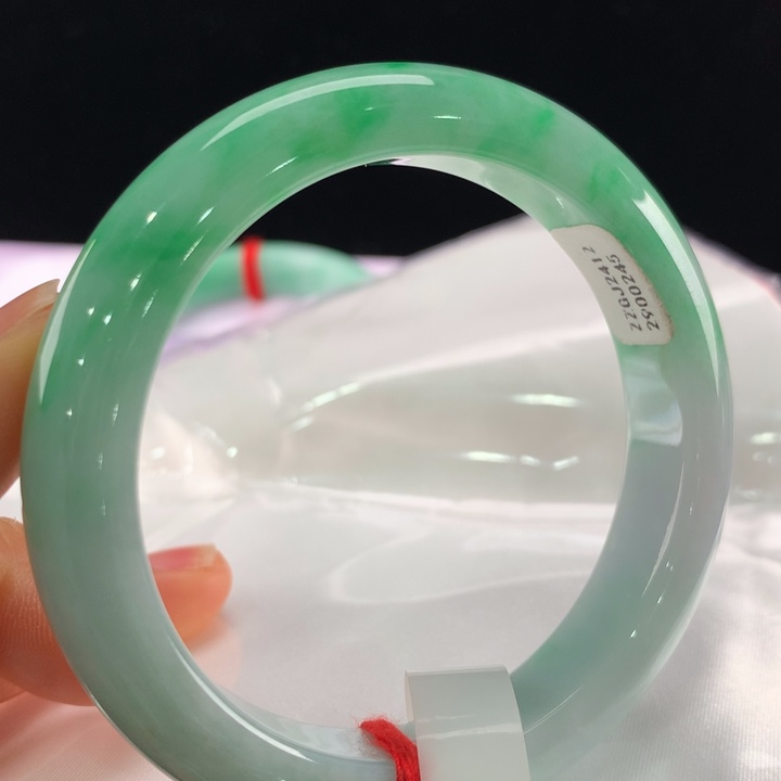 翡翠手镯未镶嵌111/0245