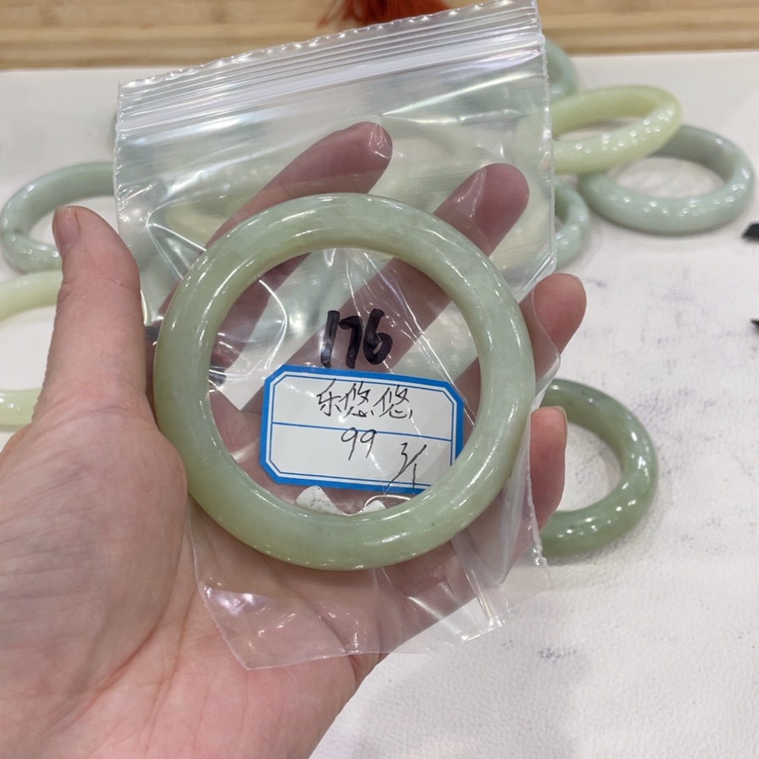 乐***悠蛇纹石玉未镶嵌手镯