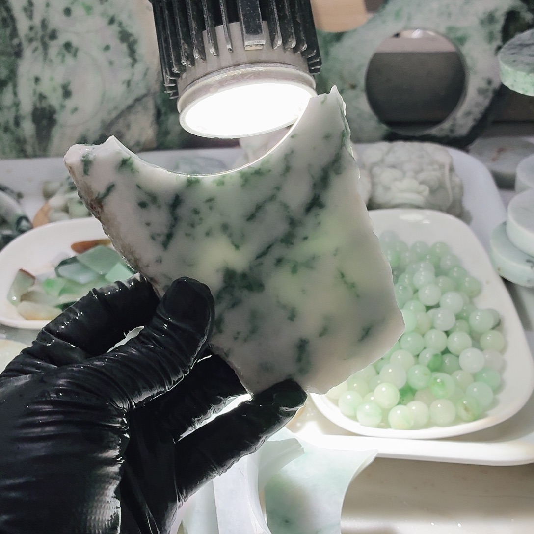 翡翠未镶嵌颈饰边角料