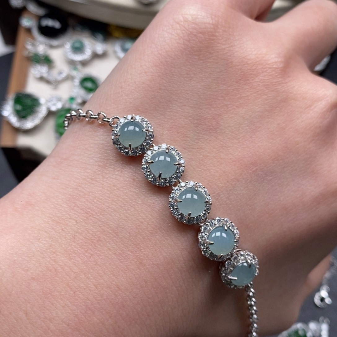 翡翠颈饰未镶嵌翡翠