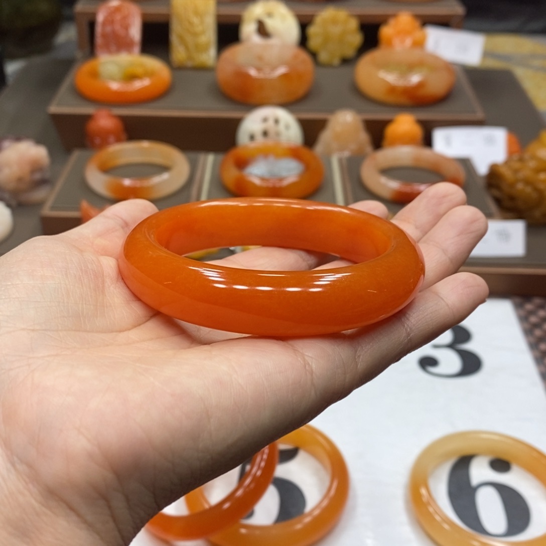 欣***舞石英质玉（黄龙玉）未镶嵌手镯