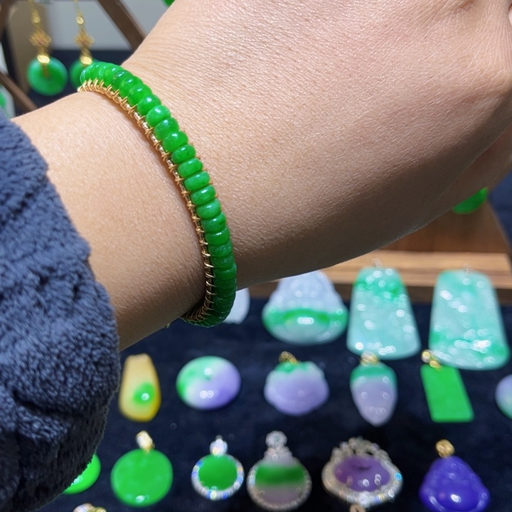 翡翠耳饰未镶嵌手镯