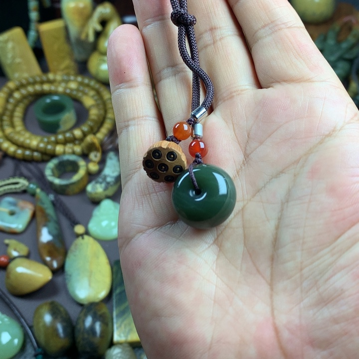 吊坠(赠链)未镶嵌岫岩河磨玉（透闪石质玉）