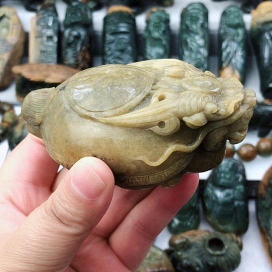 未镶嵌岫岩河磨玉（透闪石质玉）把件