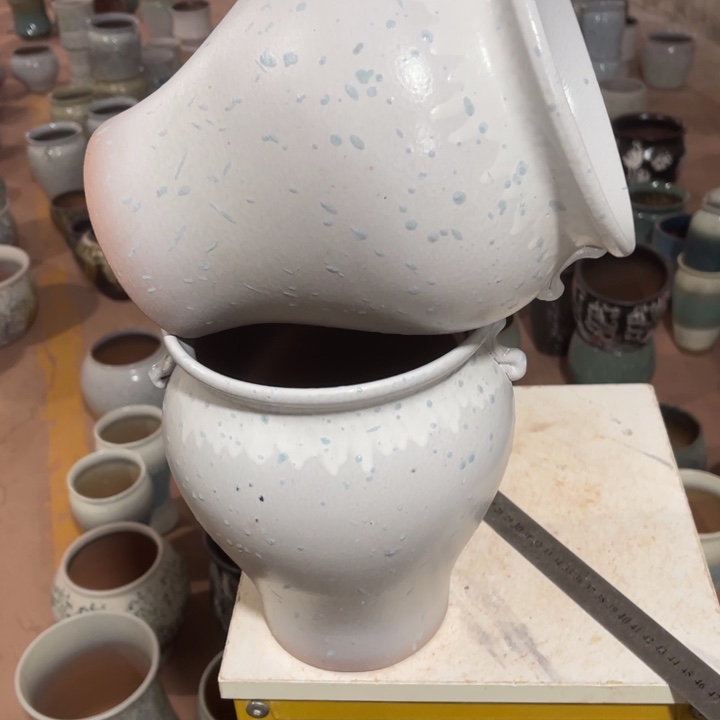 紫砂花盆口径18高度22两只小瑕疵