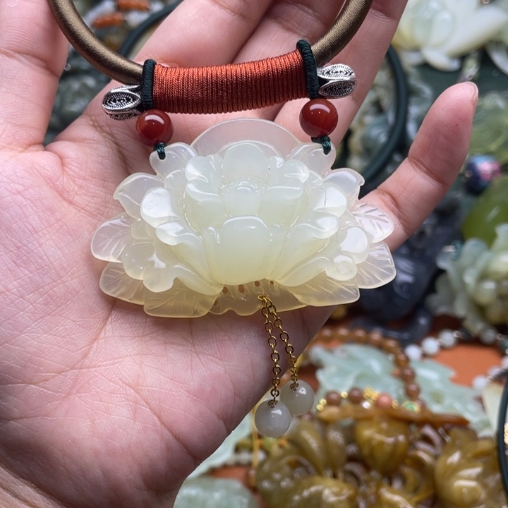 蛇纹石玉吊坠合金